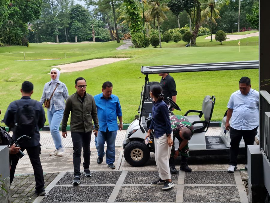 TINJAUAN: Wamendagri bersama rombongan saat meninjau lokasi untuk kegiatan retret di kompleks Akmil Magelang, Minggu petang (9/2/2025).