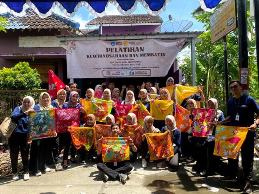 FOTO BERSAMA: Para mahasiswa program Pendidikan Profesi Guru (PPG) UPY usai mengikuti pelatihan kewirausahaan membuat batik&nbsp;belum lama ini. Kampus ini ajarkan calon guru tidak hanya cakap mengajar.