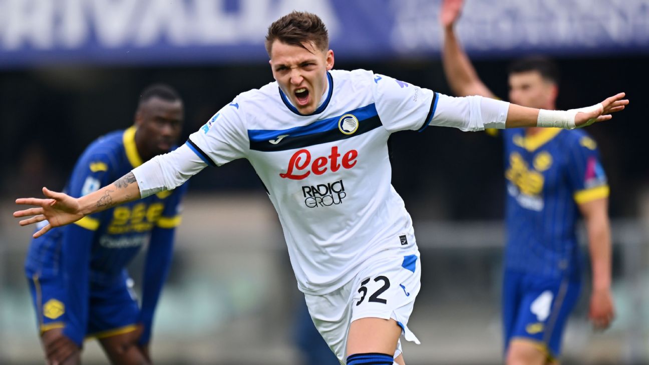 Selebrasi Mateo Retegui usai mencetak gol bagi Atalanta dalam kemenangan 5-0 atas Hellas Verona