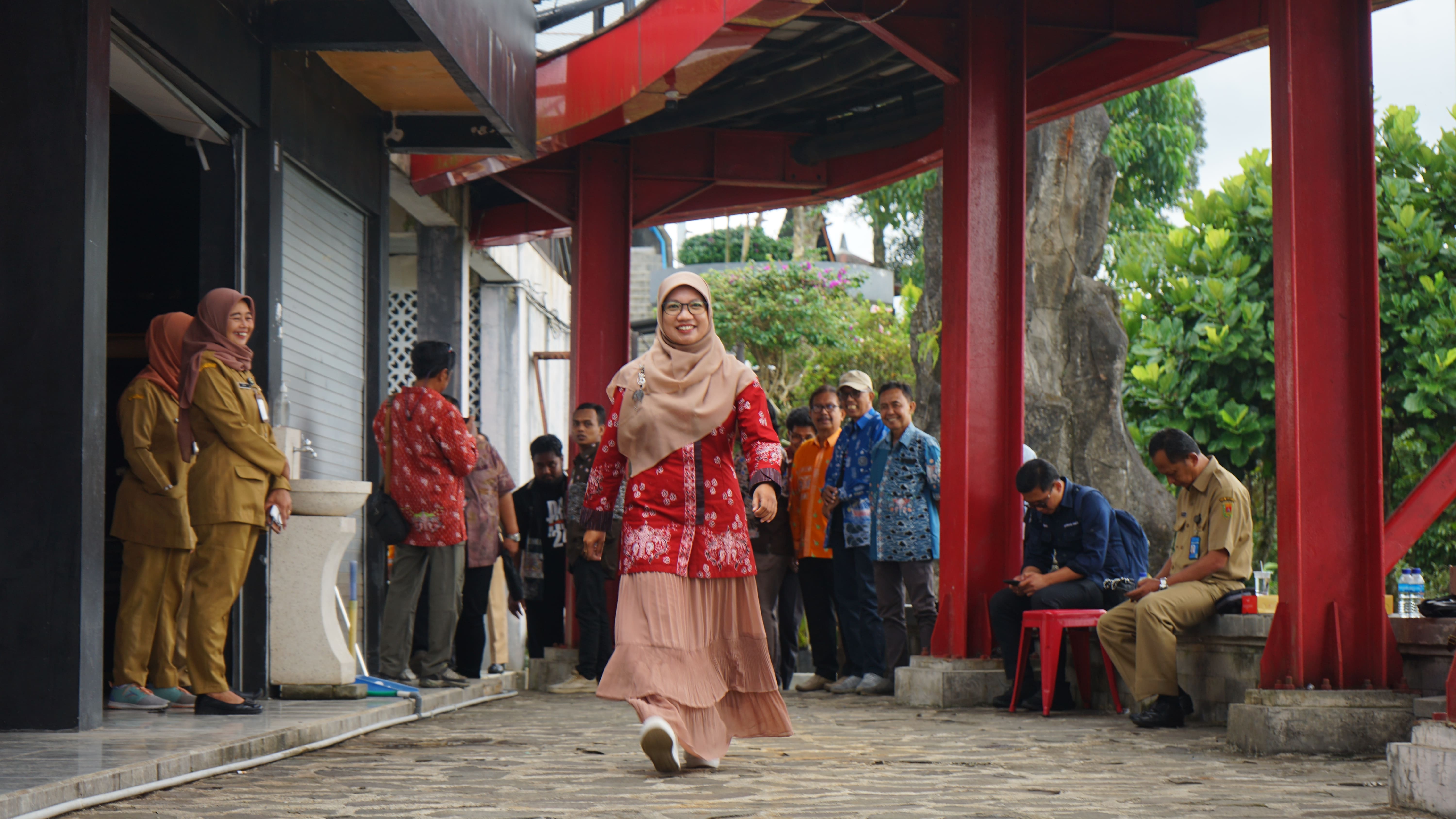 &nbsp;  BAK MODEL: Wartawan Kabupaten Magelang melakukan fashion show saat pundak peringatan HPN di Ketep Pass, Senin (10/2).