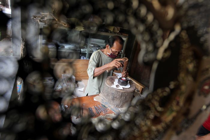 FOKUS: Perajin menyelesaikan proses pembuatan Wayang Kulit Tatah Sungging di Pucung, Wukirsari, Imogiri, Bantul.