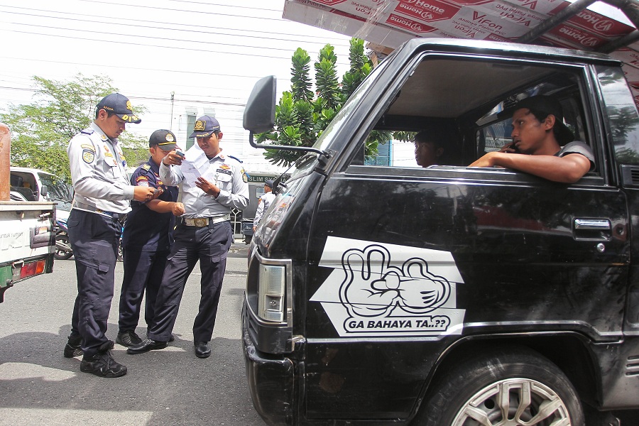 TERJARING: Dishub Jogja melakukan operasi uji KIR di Jalan Veteran Umbulharjo.