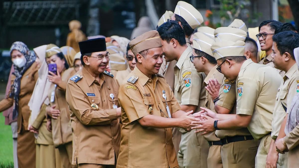 &nbsp;  BERSALAMAN: Wali Kota Magelang Muchamad Nur Aziz bersama wakilnya, M Mansyur saat berpamitan dengan para ASN, Senin (10/2).