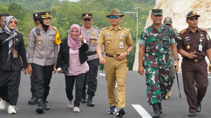PANTAU PROYEK: Bupati Gunungkidul Sunaryanta bersama jajaran Forkopimda meninjau lokasi pembangunan infrastruktur di Bundaran Planjan, Saptosari, Gunungkidul Senin (10/2/2025)
