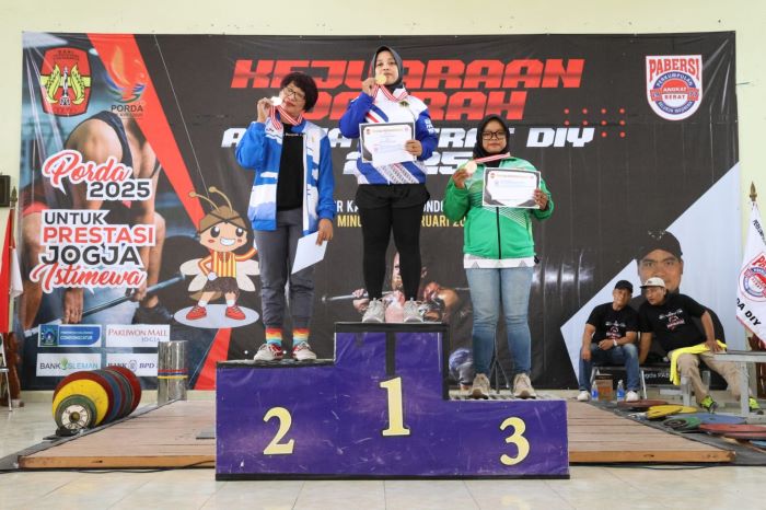 Para atlet putri kelas 63- juara Kejurda Angkat Berat DIY 2025