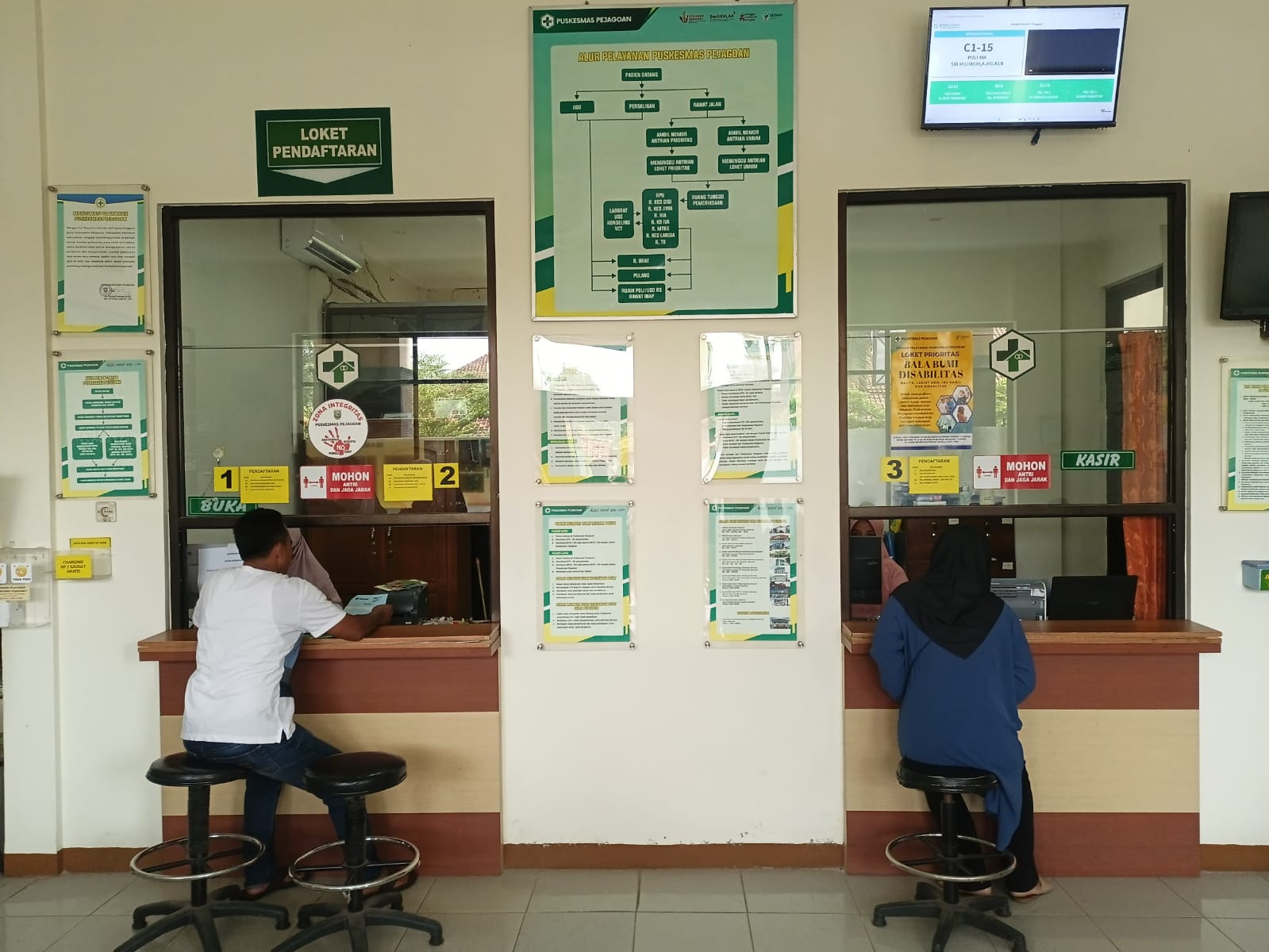 HARI PERTAMA PKG : Warga mengantre di loket pendaftaran Puskesmas Pejagoan Kebumen. Perdana pelaksanaan PKG di wilayah Kebumen belum banyak warga yang mengetahui.