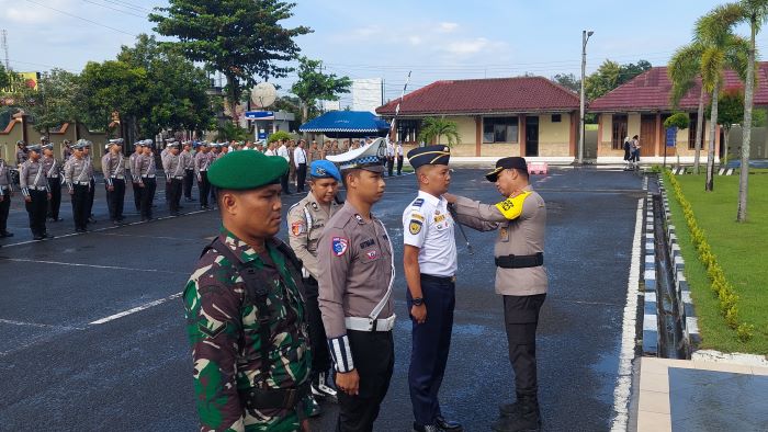SIAGA: Kapolres Kulon Progo AKBP Wilson Bugner meninjau kesiapan personel di Apel Gelar Pasukan Operasi Keselamatan Progo 2025 Senin (10/2/2025).