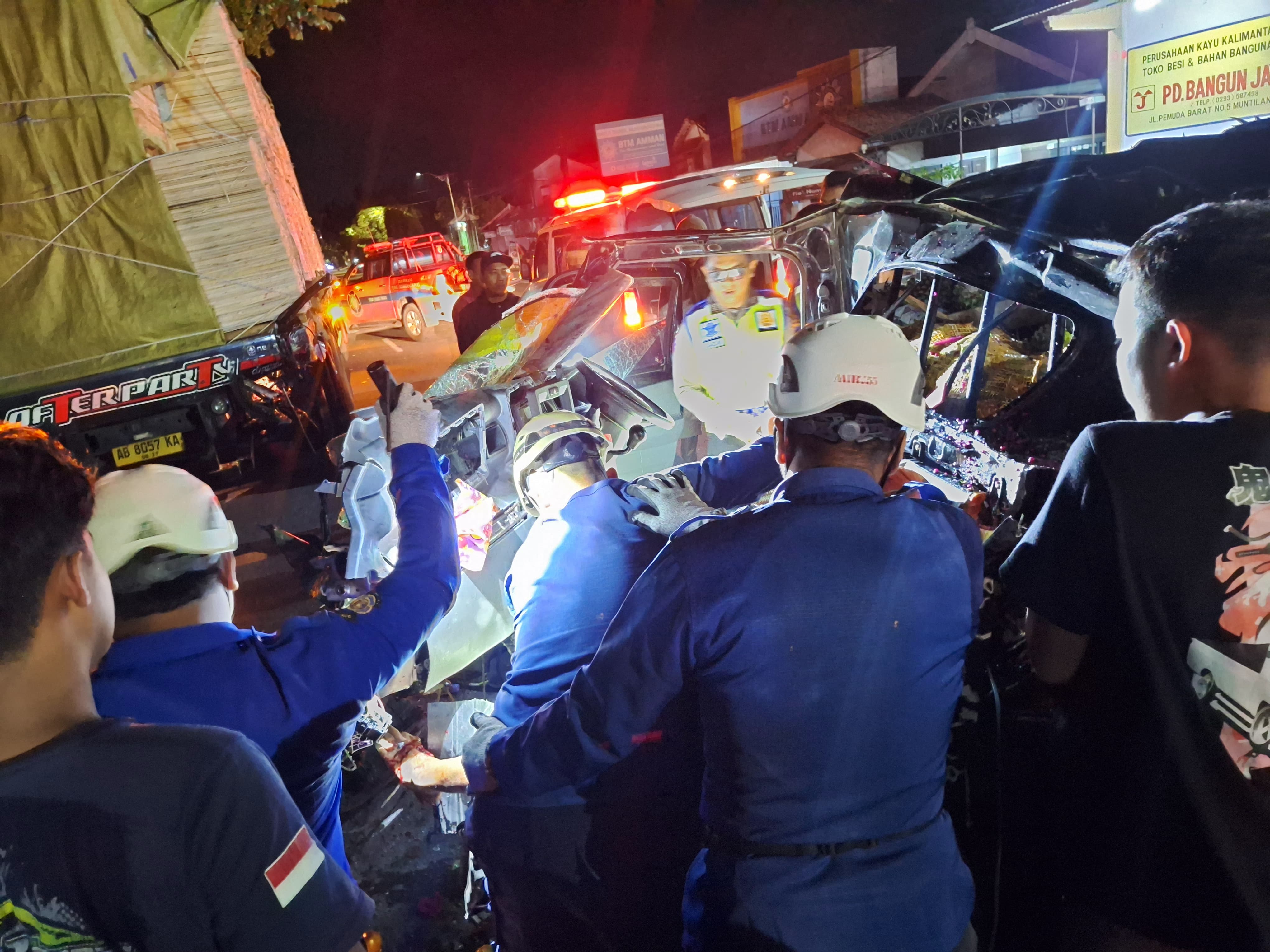 EVAKUASI: Personel gabungan mengevakuasi sopir truk yang terjepit kabin, Senin (10/2).