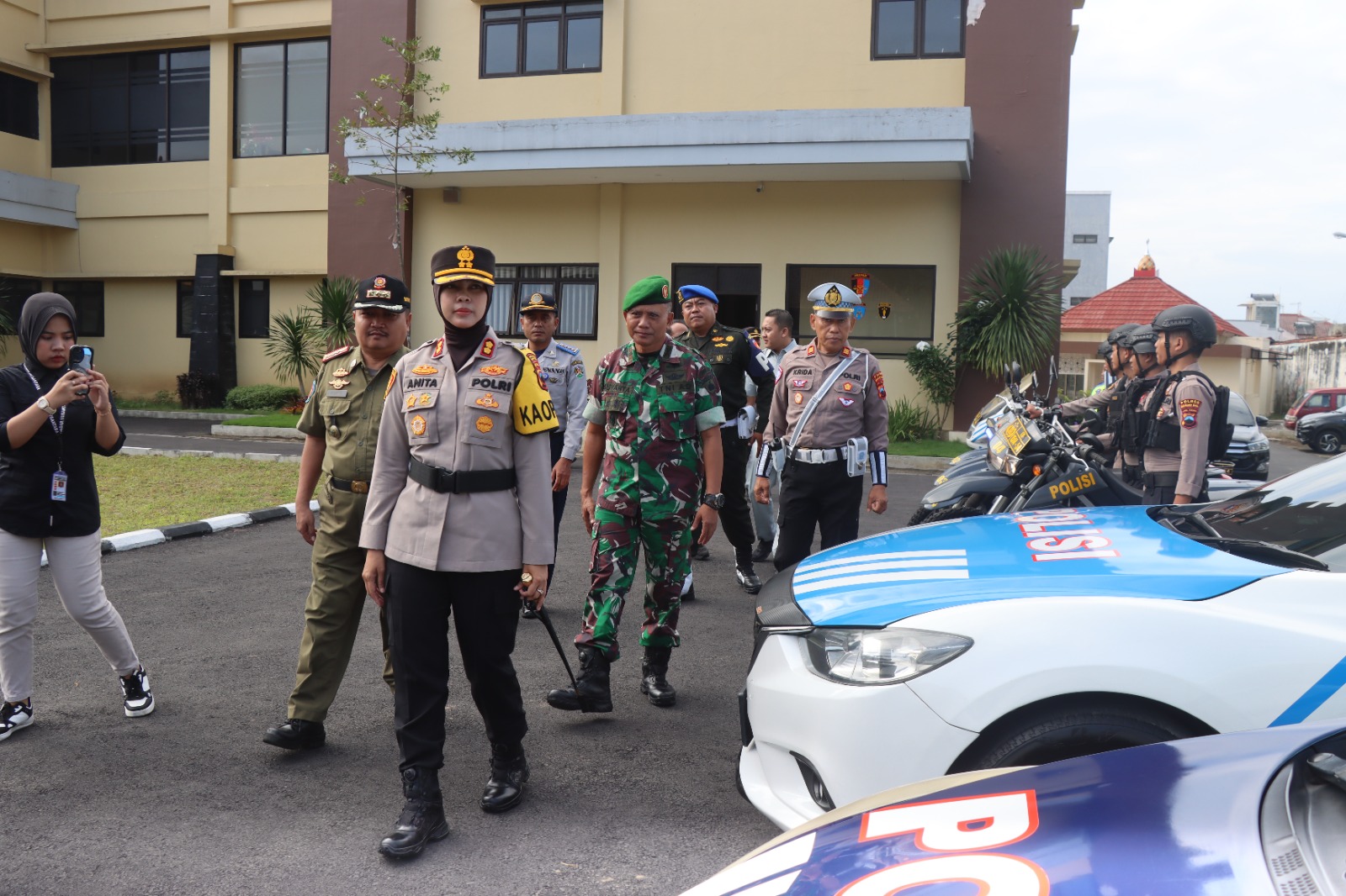 &nbsp;  CEK KENDARAAN: Kapolres Magelang Kota memeriksa kendaraan yang digunakan selama Operasi Keselamatan Candi 2025, Senin (10/2).