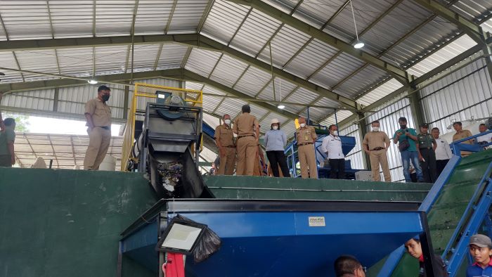 TURUN LAPANGAN: Pj Bupati Kulon Progo Srie Nurkyatsiwi saat meninjau alat pembakaran sampah di TPA Banyuroto Senin (10/2/2025).