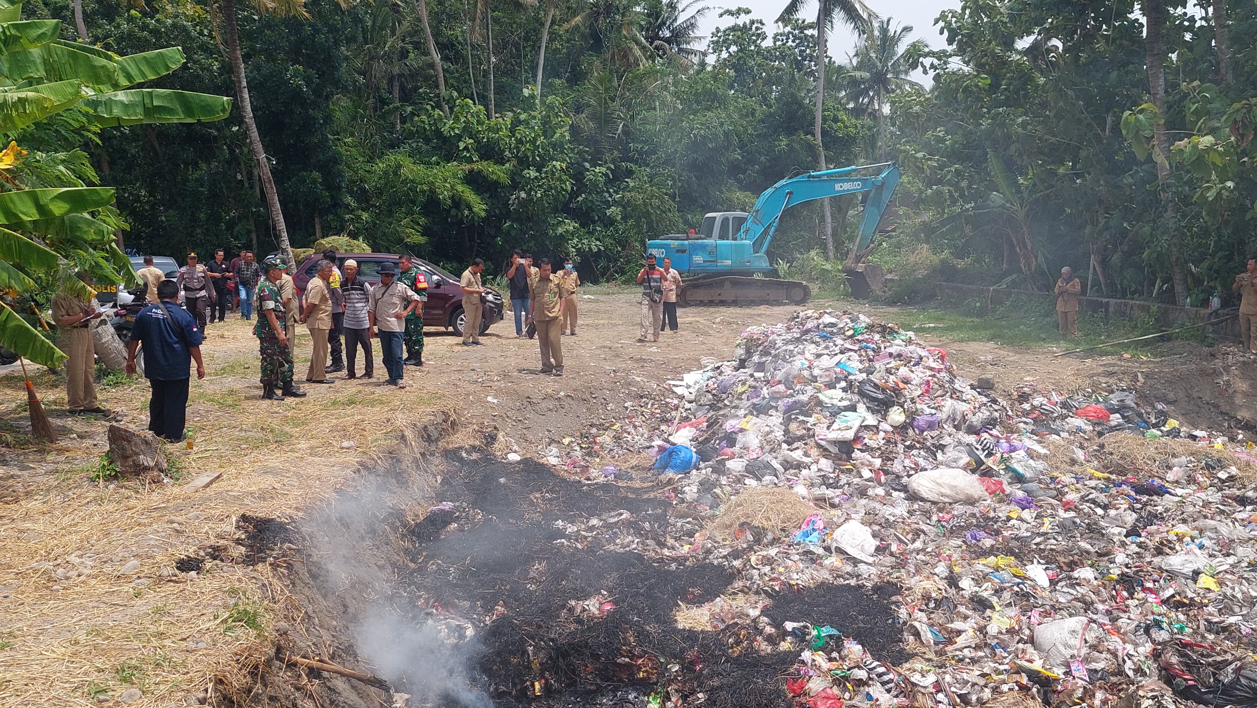 TUMPUKAN: Personel DLH memeriksa kondisi sampah liar di Kalurahan Banaran.&nbsp;