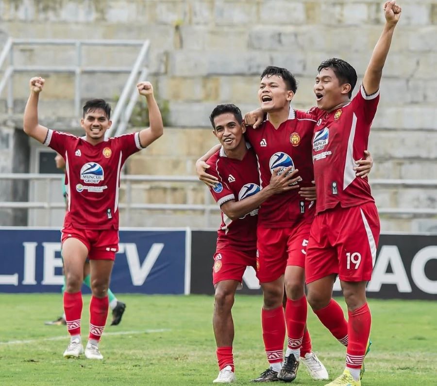 Para pemain Persiba Bantul saat merayakan kemenangan