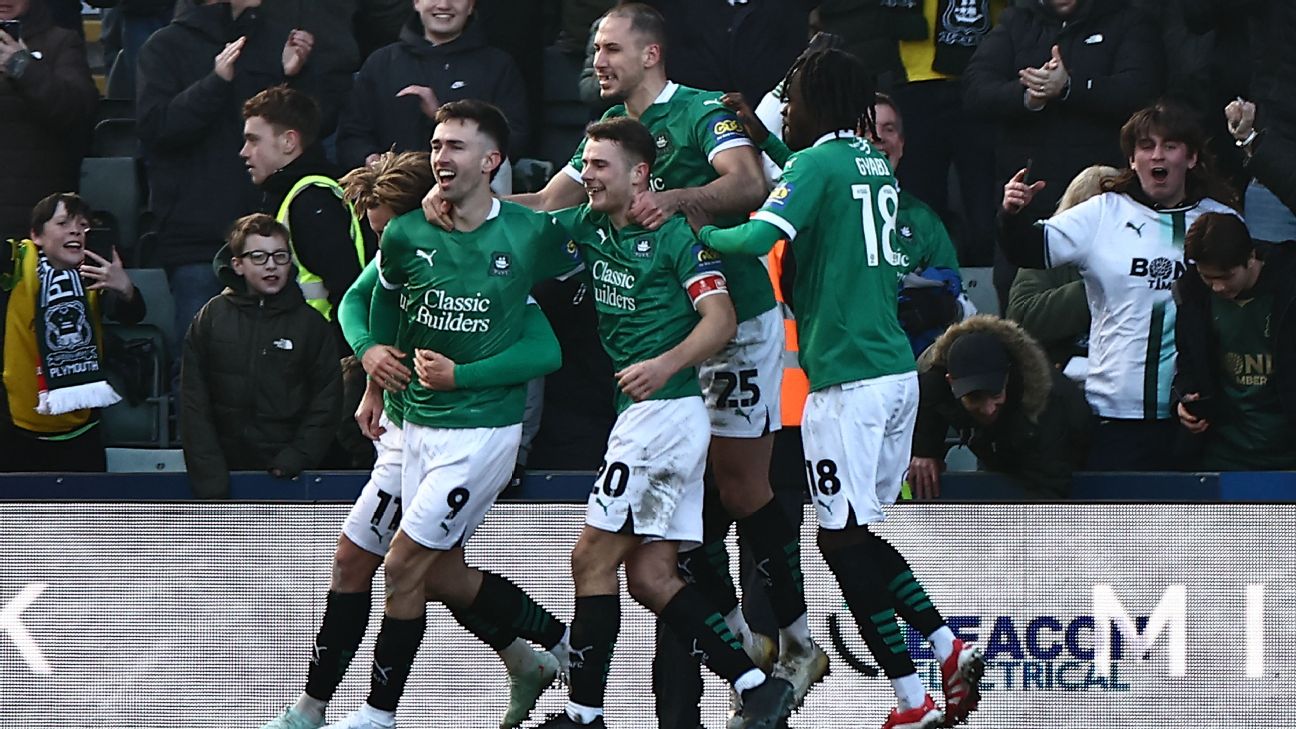 Selebrasi para pemain Plymouth Argyle mencetak gol ke gawang Liverpool melalui penalti dari Ryan Hardie