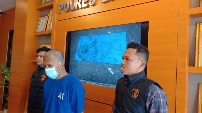 DICOKOK: Agus Prasetyo yang menjadi tersangka pembunuhan istrinya saat dihadirkan di Mapolres Bantul Selasa (11/2/2025).