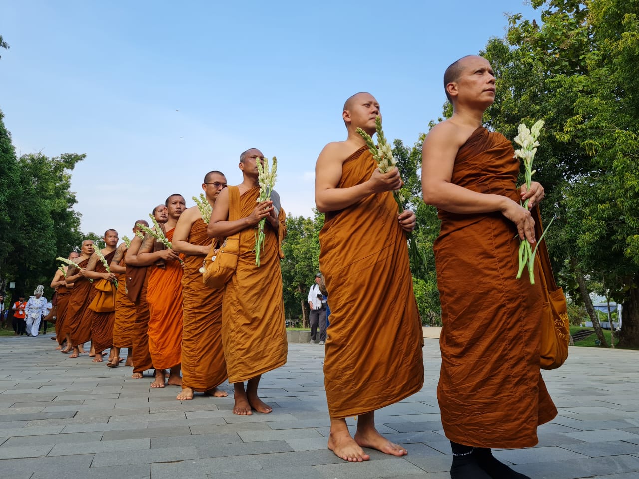 LAKU SPIRITUAL: Setelah menempuh perjalanan sekitar 60 kilometer, para biksu thudong&nbsp;tiba di Candi Borobudur, Mei 2024 lalu. (NAILA NIHAYAH/RADAR JOGJA)