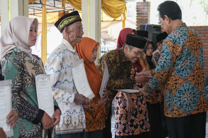 SIMBOLIS: Raja Keraton Ngayogyakarta Hadiningrat Sri Sultan Hamengku Bawono Ka 10 menyerahkan 222 serat palilah kepada warga Padukuhan Tanggularum, Wonokerto, Turi, Sleman (11/2/2025)