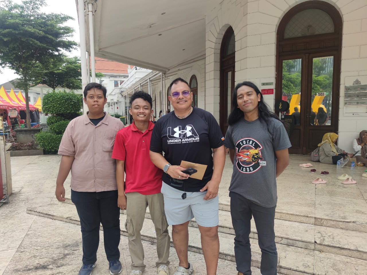 Michael Passage (Tiga dari kiri), pendiri komunitas Socalindo saat berkunjung ke Surabaya pada bulan Januari 2025.