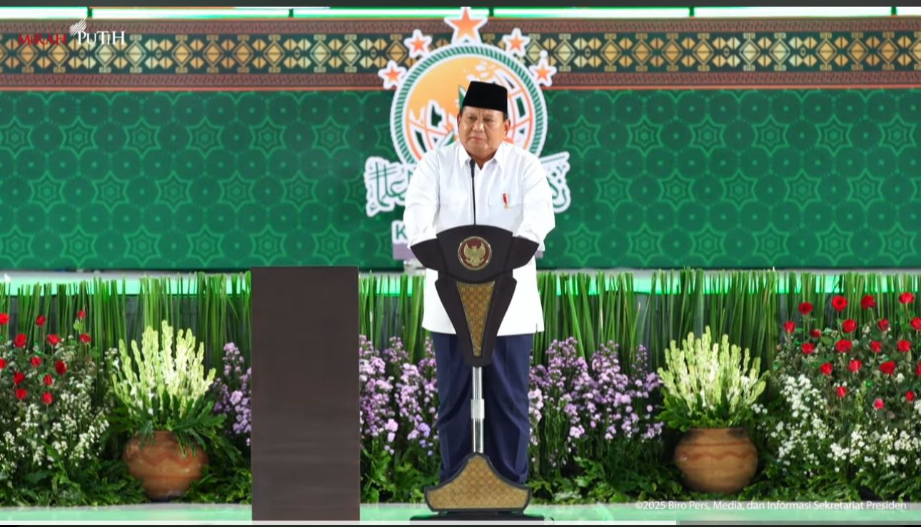 Presiden Prabowo Subianto memberitakan sambutan saat membuka Kongres ke-18 Muslimat NU di Surabaya, Senin (10/2/2025).