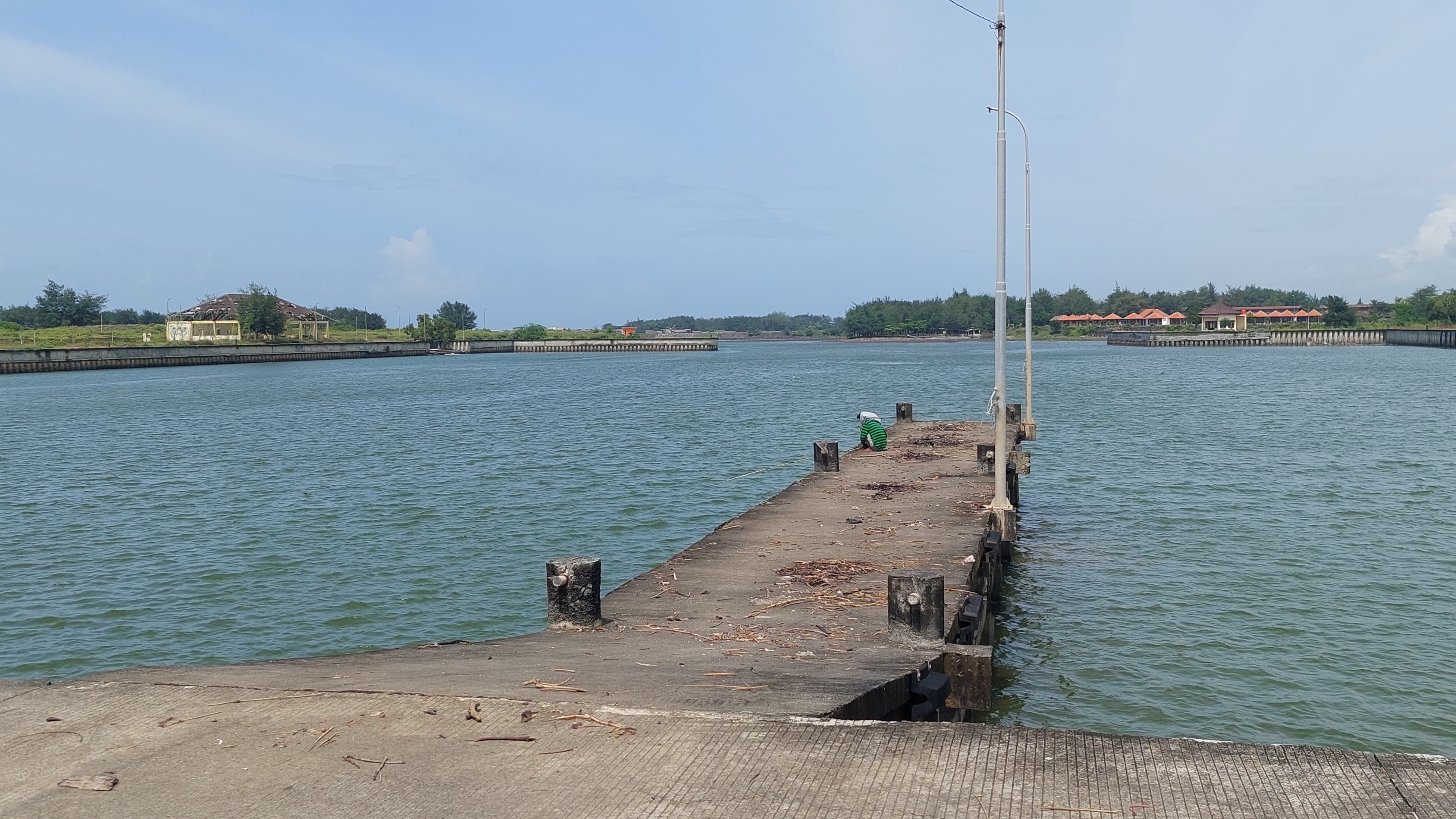TERBENGKALAI: Bangunan Pelabuhan Tanjung Adikarto rusak parah.&nbsp;