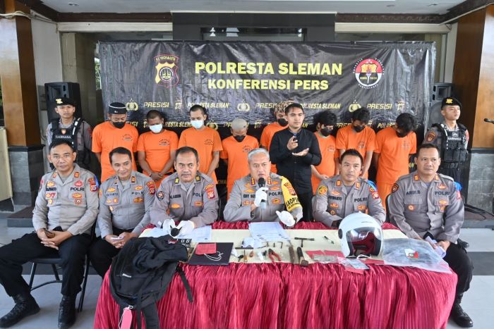 Polresta Sleman dan polsek jajaran menghadirkan pelaku dan barang bukti kasus curanmor dalam jumpa pers di Mapolresta Sleman, Selasa (11/2/2025).