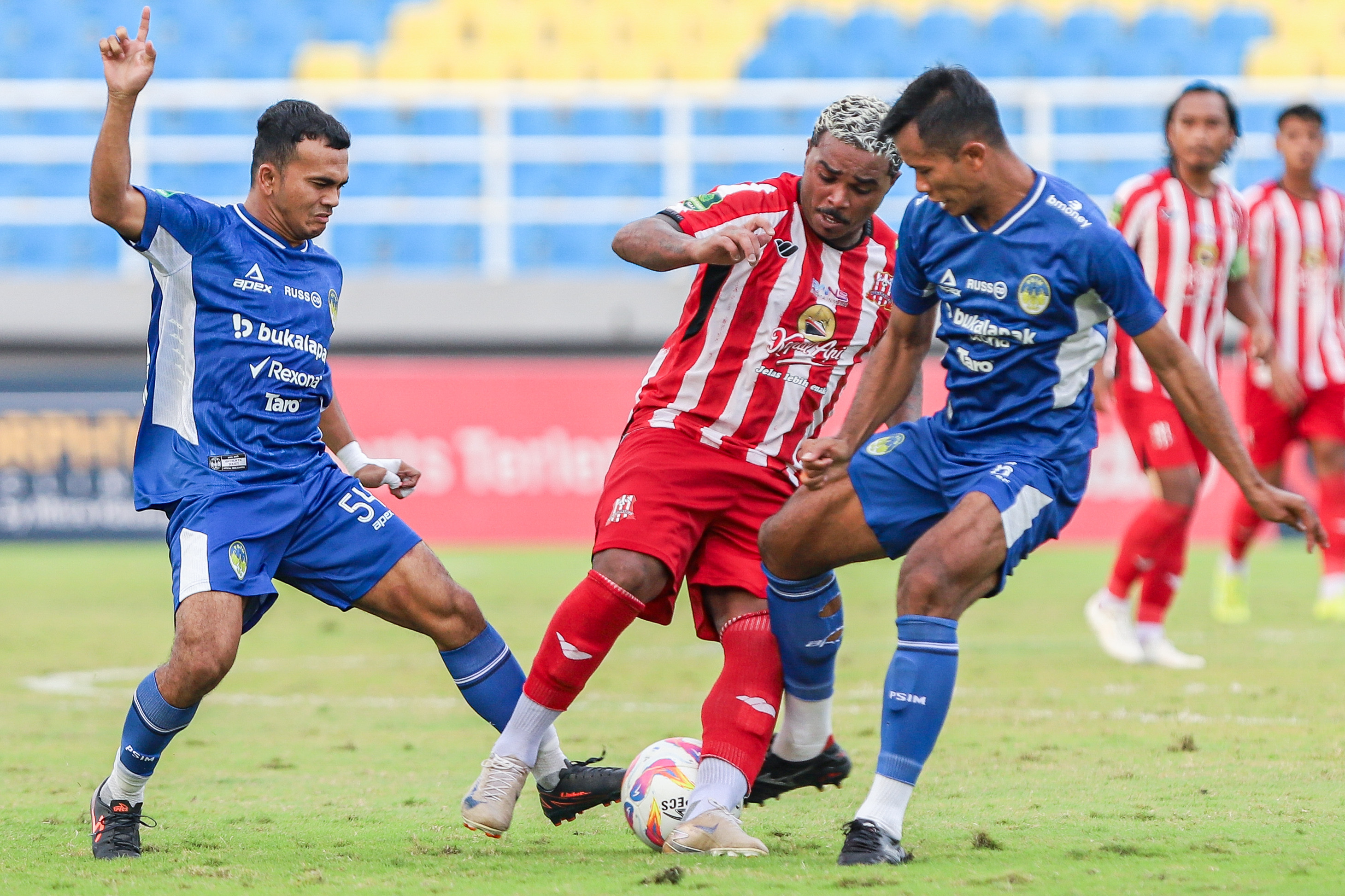 BERLAPIS : Pemain Deltras FC, E Cariocaberebut bola dengan pemain PSIM Sunni dalam lanjutan Liga 2 di Stadion GElora Delta Sidoarjo, kemarin (12/2). Deltras ditaklukan tamunya dengan skor (1-3).