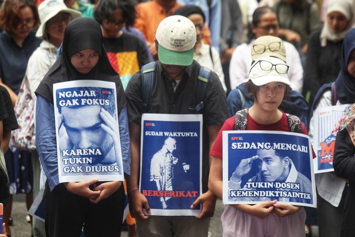 MENUNTUT HAK: Serikat Pekerja Fisipol (SPF) UGM saat menggelar aksi unjuk rasa di depan Balairung UGM, Rabu (12/2). Mereka menuntut pencairan tunjangan kinerja (tukin) dosen dan tendik.