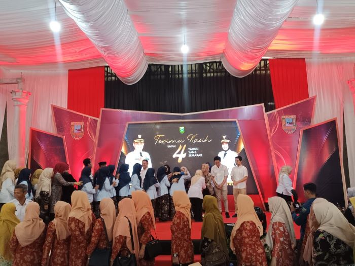 PURNA TUGAS : Para kepala dinas, camat dan kepala desa serta berbagai komponen masyarakat ikut mengiringi masa akhir jabatan Arif Sugiyanto dan Ristawati Purwaningsih