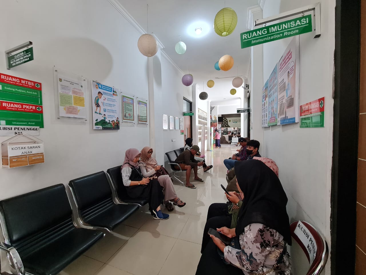 CEK KESEHATAN: Warga mengantre di depan poliklinik untuk mendapatkan cek kesehatan gratis di Puskesmas Borobudur, Rabu (12/2/2025).  (NAILA NIHAYAH/RADAR JOGJA)
