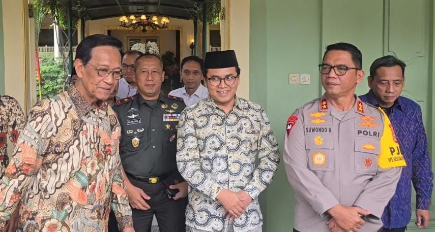 Gubernur DIY Hamengku Buwono X bersama Kapolda DIY Suwondo Nainggolan dan perwakilan Komunitas Keluarga Madura Yogyakarta pasca audiensi di Kompleks Kepatihan, Jogja, Rabu (12/2/2025).