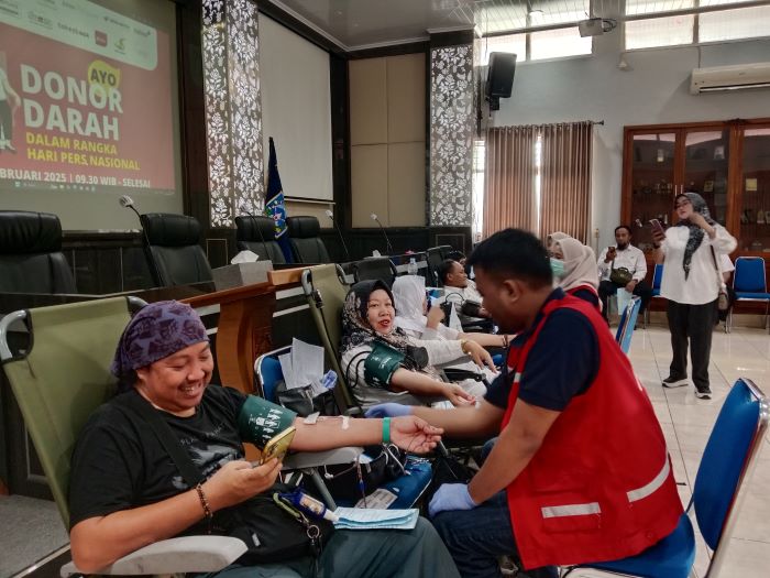 KOMPAK: Aksi donor darah yang dilakukan dalam rangka Hari Pers Nasional 2025 di Aula Bappeda Rabu (12/2/2025).