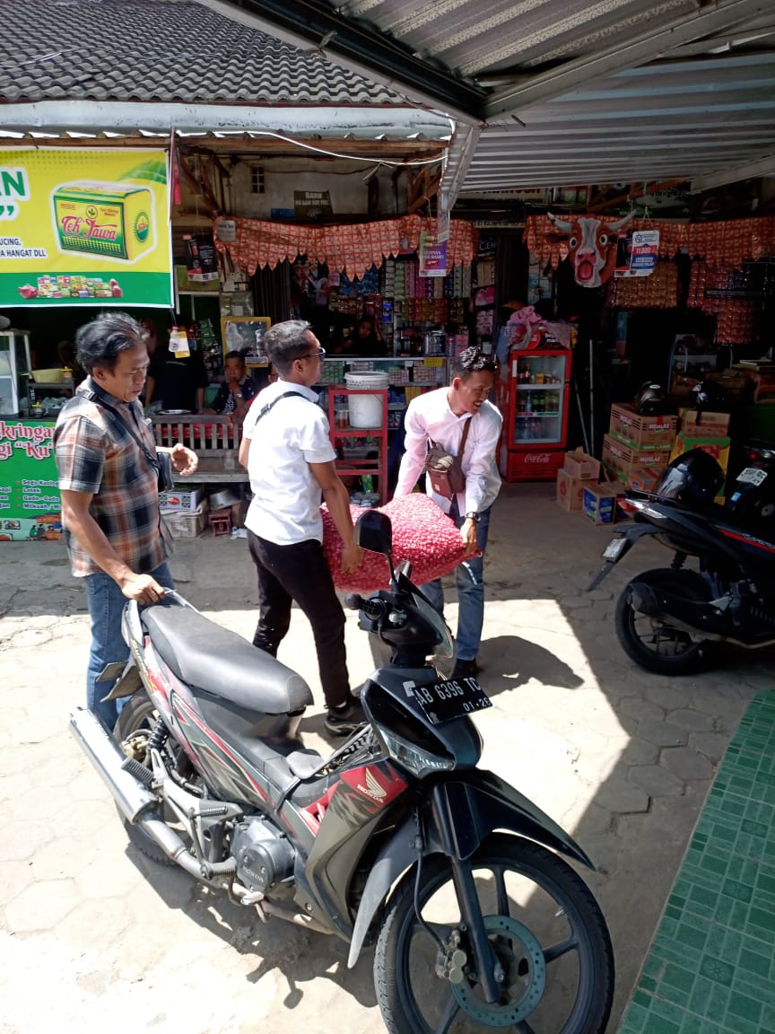 Personel Polsek Wates mengamankan barang bukti berupa sekarung bawang merah.