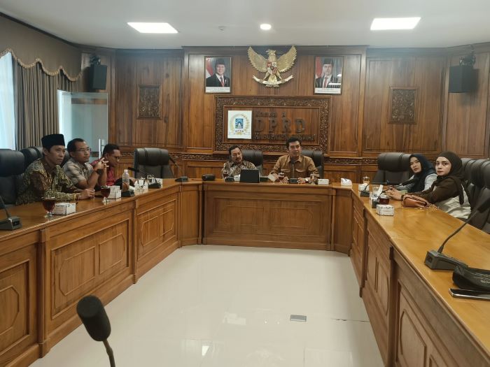 RAPAT INTERNAL: Ketua Komisi A DPRD Kabupaten Sleman Guntur Yoga Purnawan ST didampingi Wakil Ketua Komisi A Suharyono SPd membahas program kerja bulanan belum lama ini.