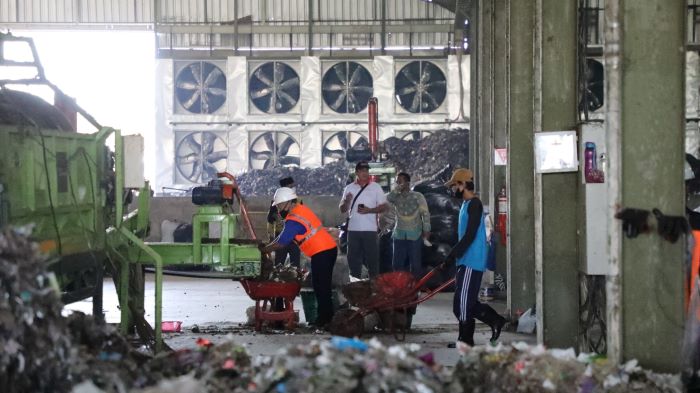 RESIDU: Suasana pengolahan sampah di TPST Sendangsari, Minggir