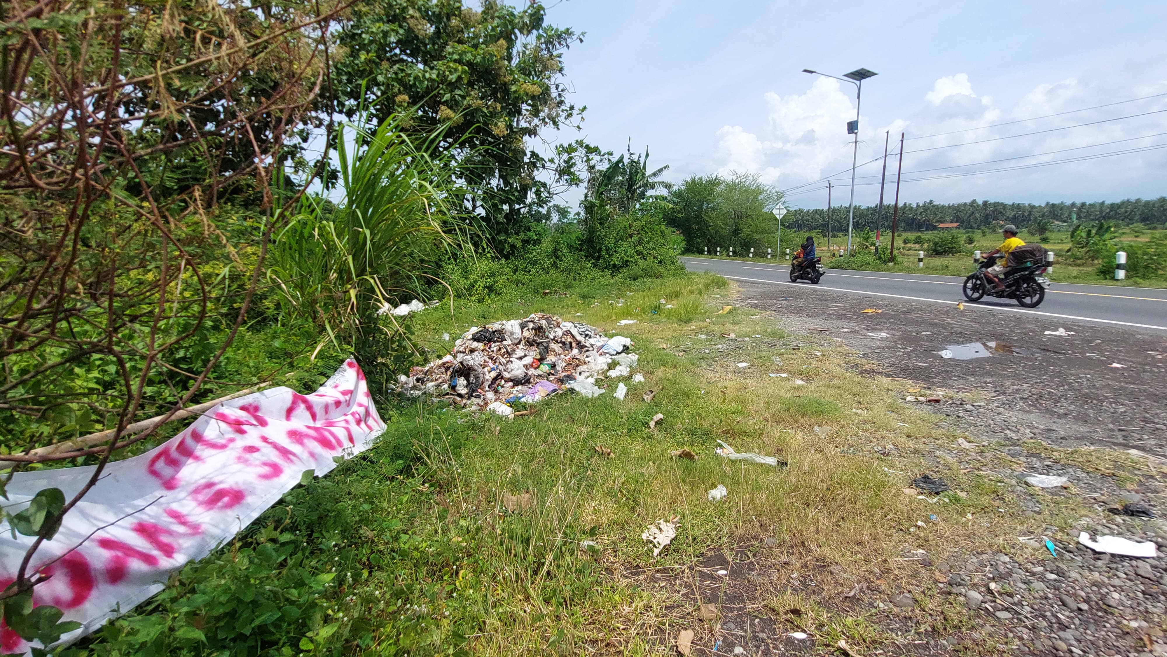 BAU MENYENGAT: Tumpukan sampah liar ditemukan di sekitar jalan Deandeles.&nbsp;