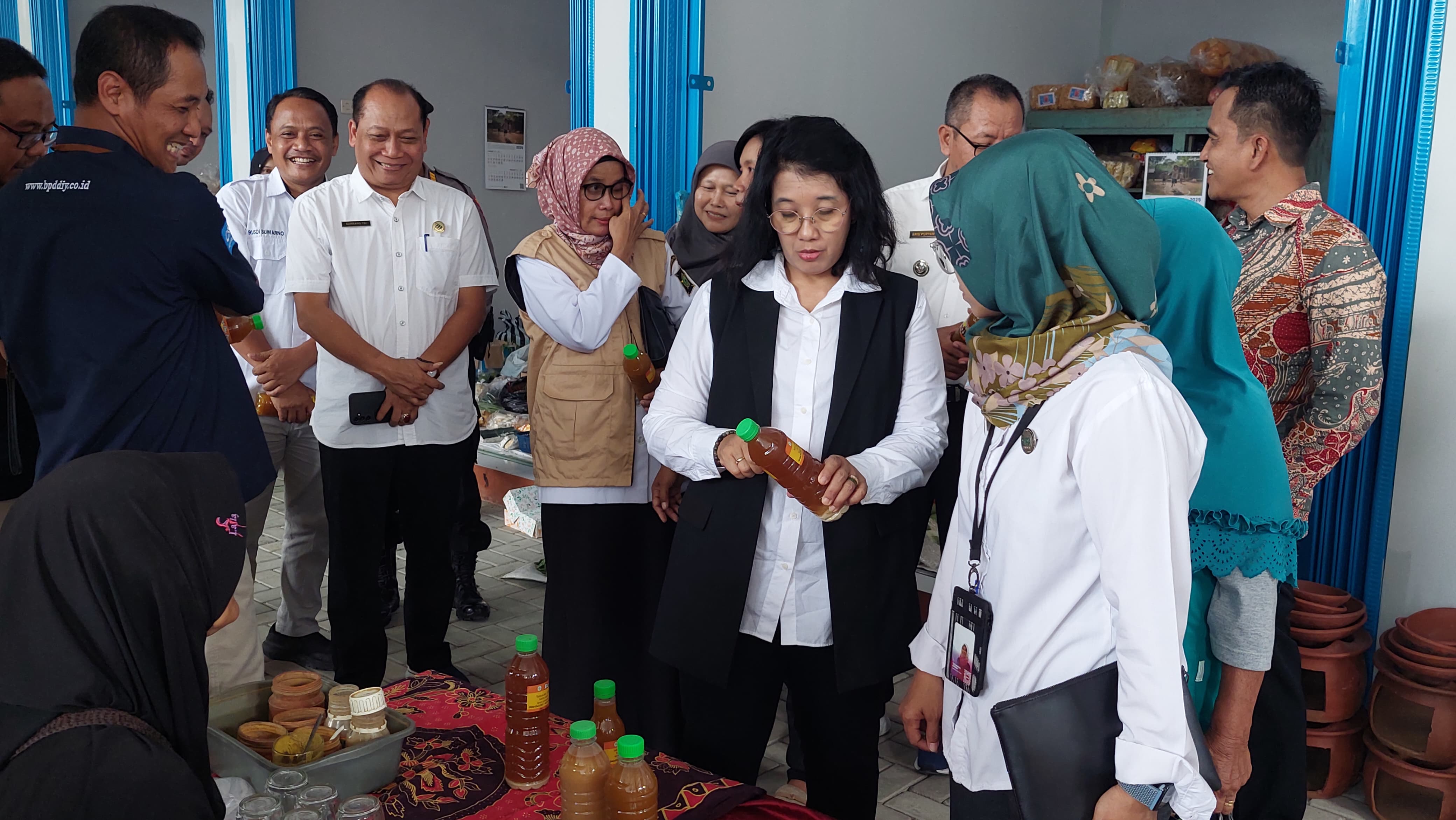 PERESMIAN: Pj Bupati Kulon Progo meninjau kios di Pasar Srikayangan.&nbsp;
