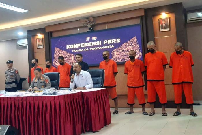 UNGKAP KASUS: Polisi menghadirkan para pelaku kasus judi dadu online dalam jumpa pers di Mapolda DIY Rabu (12/2/2025).