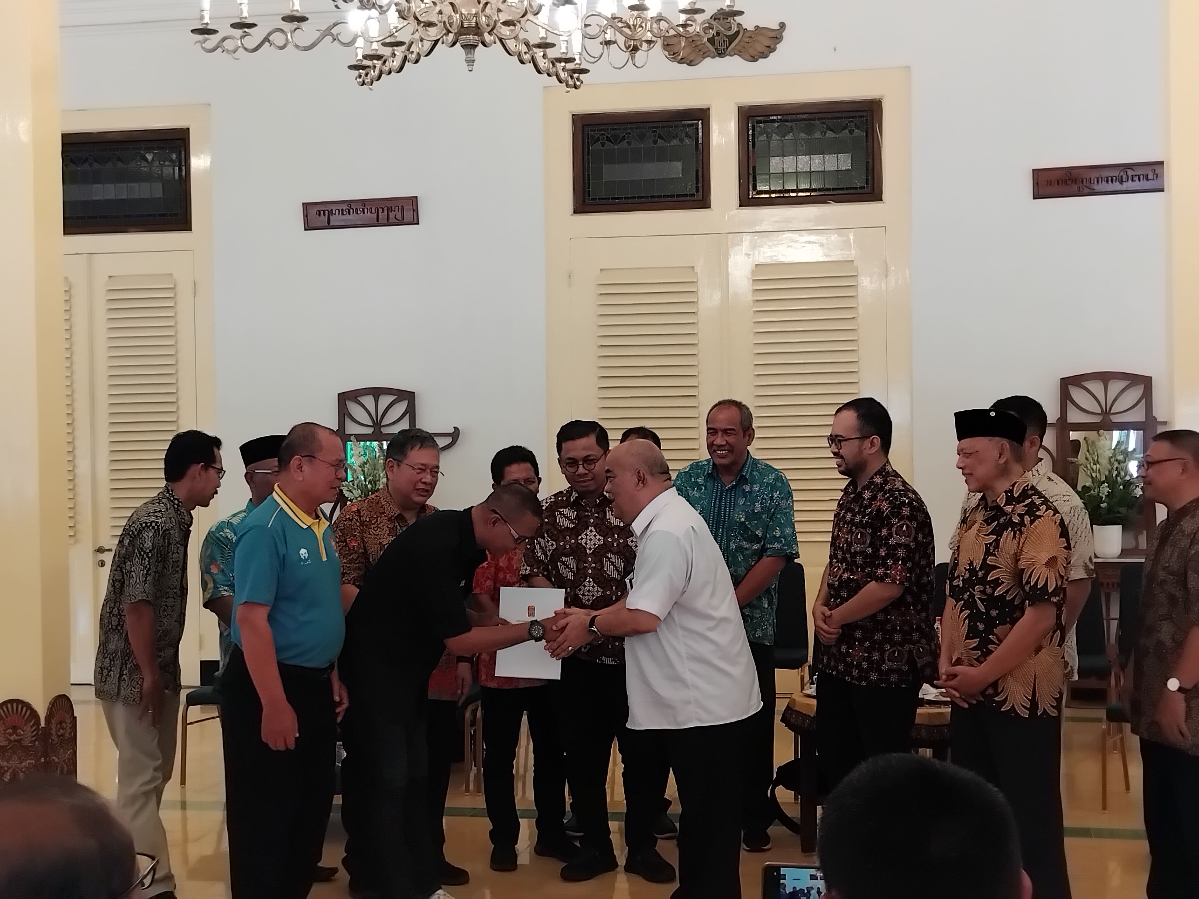 KGPAA Paku Alam X saat mengembalikan formulir Bacalon Ketum KONI DIJ 2025/2029 yang didampingi oleh 68 anggota KONI DIJ di Kepatihan Puro Pakualaman, Kamis (13/2) siang