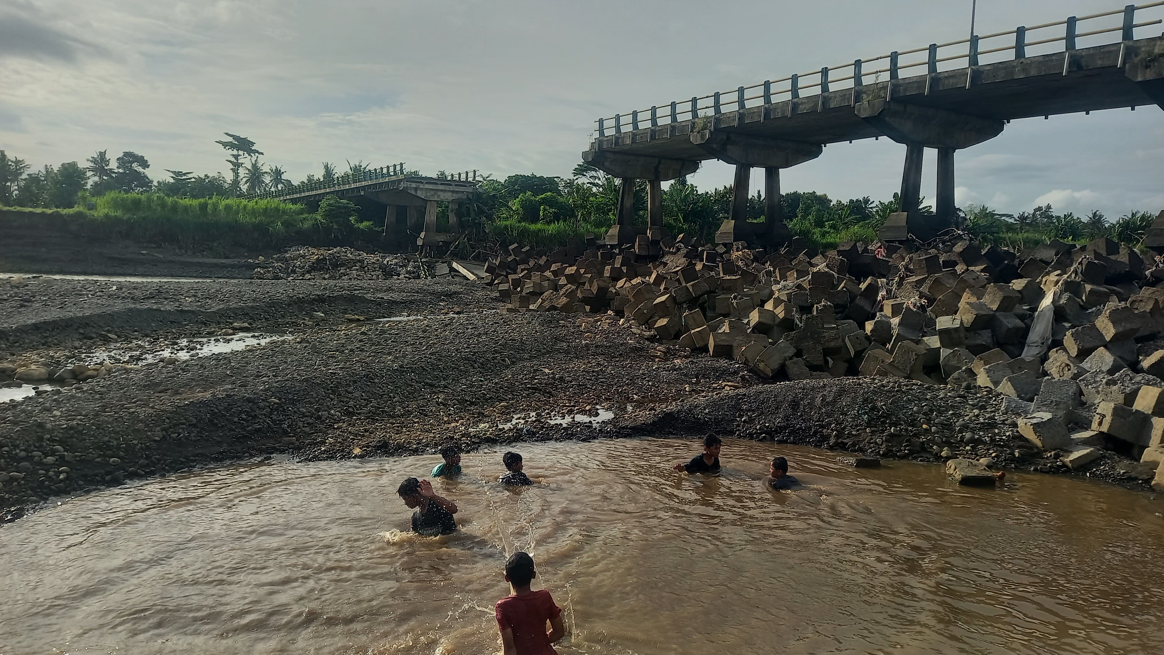 HARUS HATI-HATI: Masyarakat sekitar menjadikan tepi Kali Progo dekat Jembatan Srandakan sebagai jujukan anyar untuk menghabiskan waktu di kala sore hari.