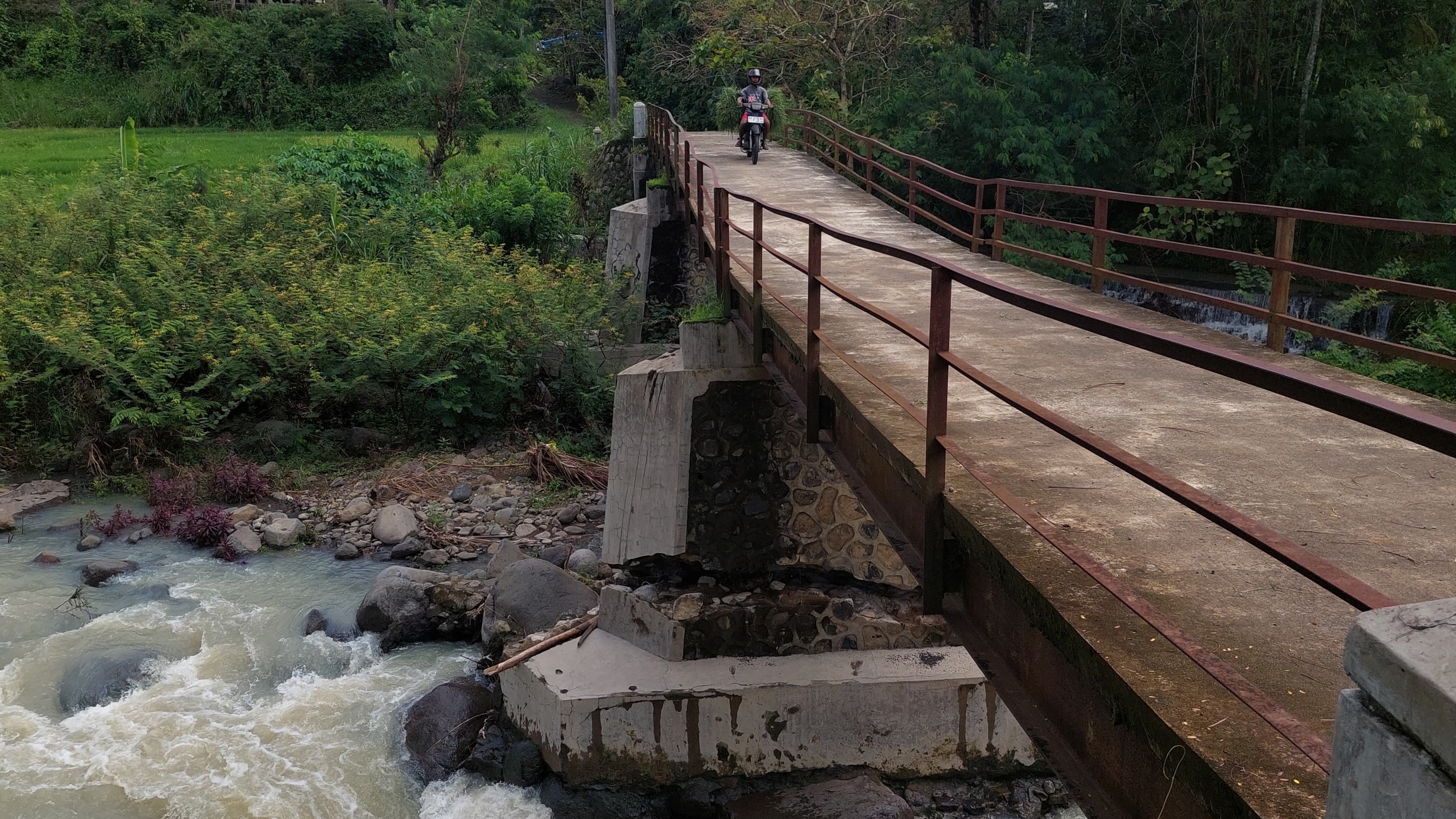 &nbsp;  RUSAK: Jembatan Sungai Tinalah yang rusak tetap dilalui masyarakat.