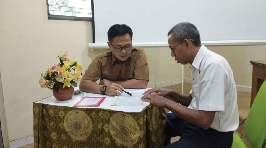 PENGEMBANGAN KARAKTER: Guru dan karyawan SMAN 8 Jogja ikut program Delayota Literasi Membaca Alquran (D-LIMA) yang pertama.
