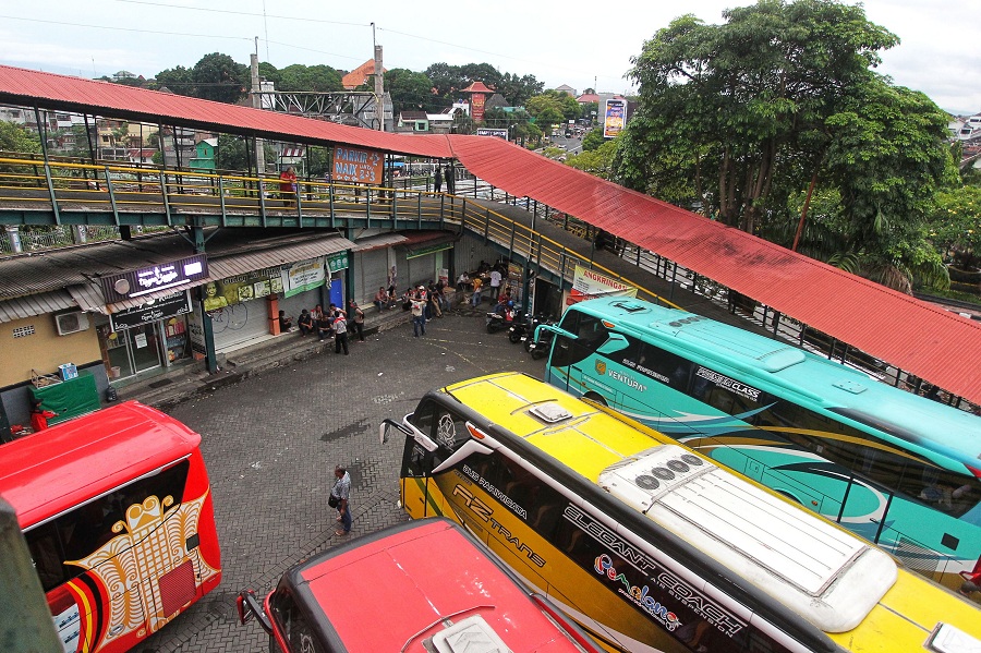 Bus pariwisata terparkir di tempat khusus parkir Abu Bakar Ali, Malioboro, Kota Jogja, Kamis (13/2/2025).