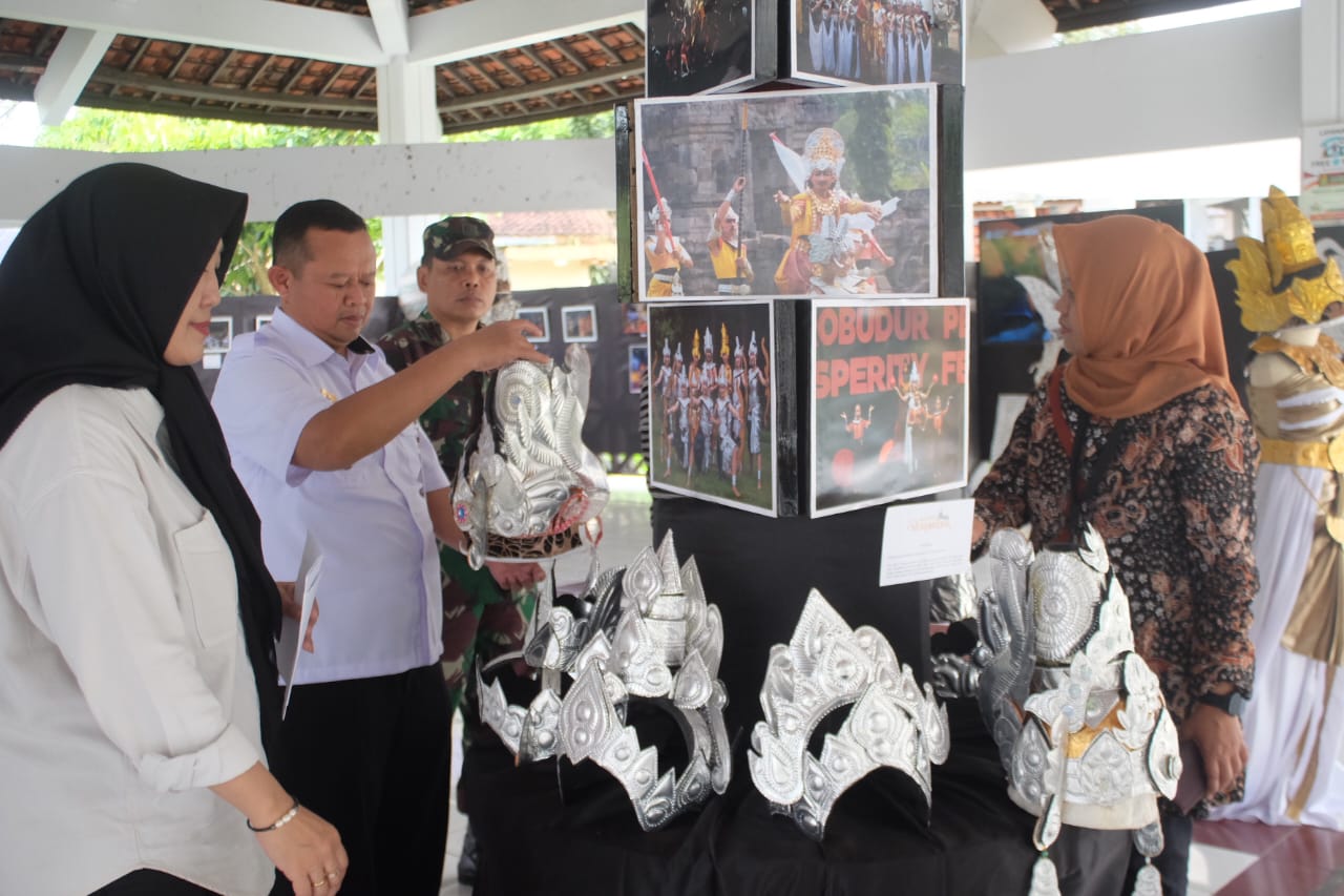 &nbsp;  PAMERKAN KARYA: Seorang seniman asal Borobudur Eko Sunyoto menampilkan sejumlah karya seninya di TIC, 12-15 Februari 2025.