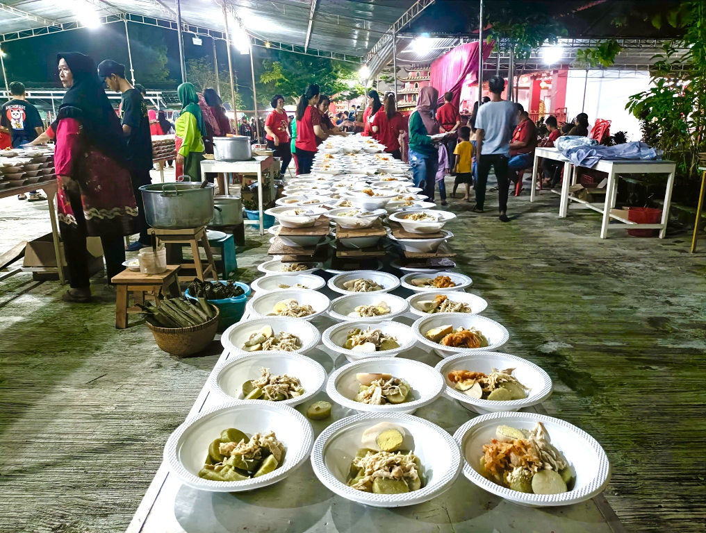 MERIAH : Warga memadati kompleks Kelenteng Kong Hwie Kiong untuk menikmati sajian dan hiburan khas Cap Go Meh, Rabu (13/2) malam.