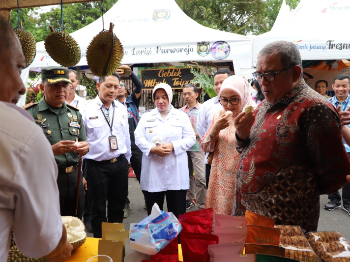 PRO UMKM : Bupati Purworejo Yuli Hastuti bersama rombongan meninjau stand UMKM pada Purworejo Expo 2025 yang berlangsung di depan Pendopo Agung Purworejo.