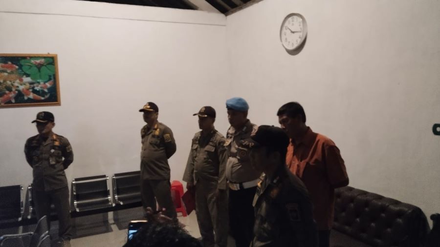 SIDAK: Satpol PP Kulon Progo meninjau lokasi warung karaoke.