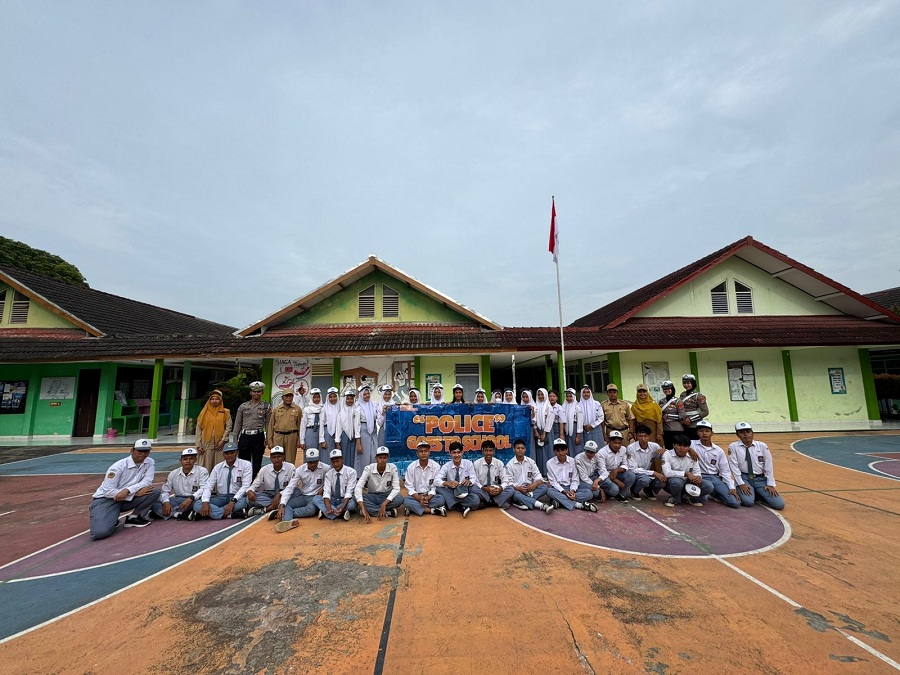 POLISI HADIR: Cegah bullying dan pelanggaran lalu lintas, Polres Bantul mengunjungi SMAN 1 Kretek dalam Program Police Goes to School.