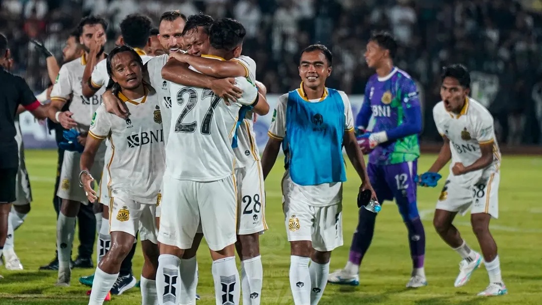 Para pemain Bhayangkara FC rayakan hasil imbang atas Persijap yang memastikan the Guardian genggam satu tiket promosi (LIB)