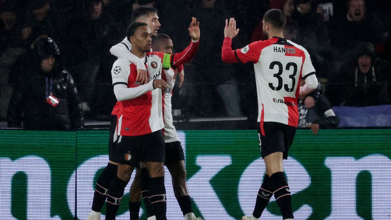 Para pemain Feyenoord rayakan gol ke gawang AC Milan pada leg pertama babak playoff fase gugur Liga Champions