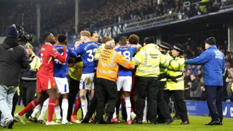 Drama di akhir pertandingan dengan empat kartu merah dikeluarkan dalam derbi Merseyside Everton vs Liverpool (Nick Potts/PA Images via Getty Images)