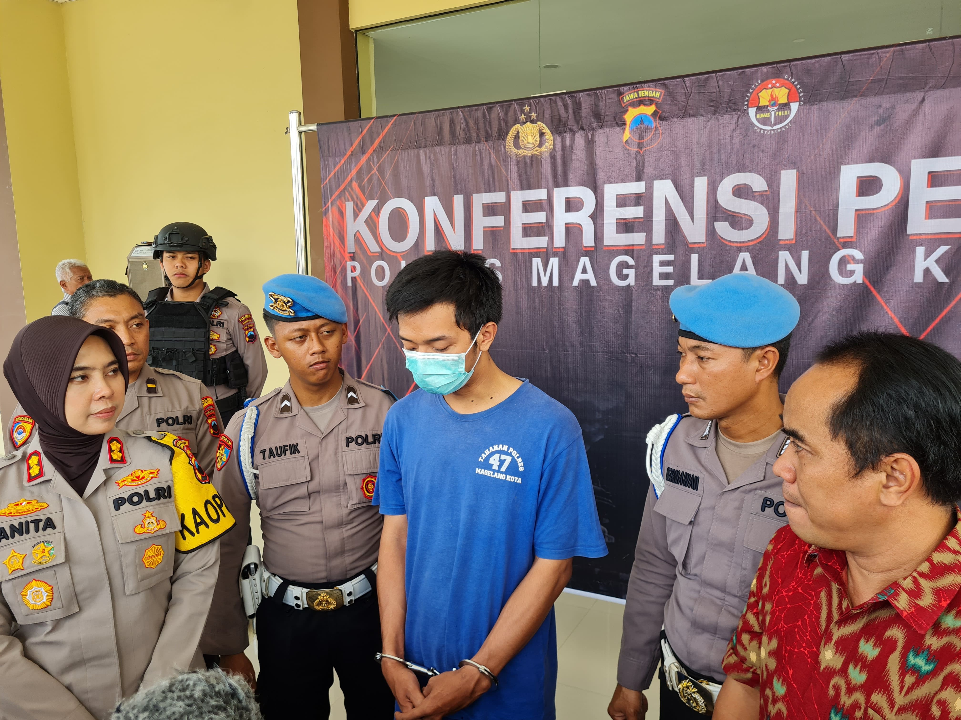 &nbsp;  DITANGKAP: Seorang pria yang mengaku sebagai polisi dan menggasak sebelas ponsel, dibekuk di rumahnya, Umbulharjo, Kota Jogja.  &nbsp;